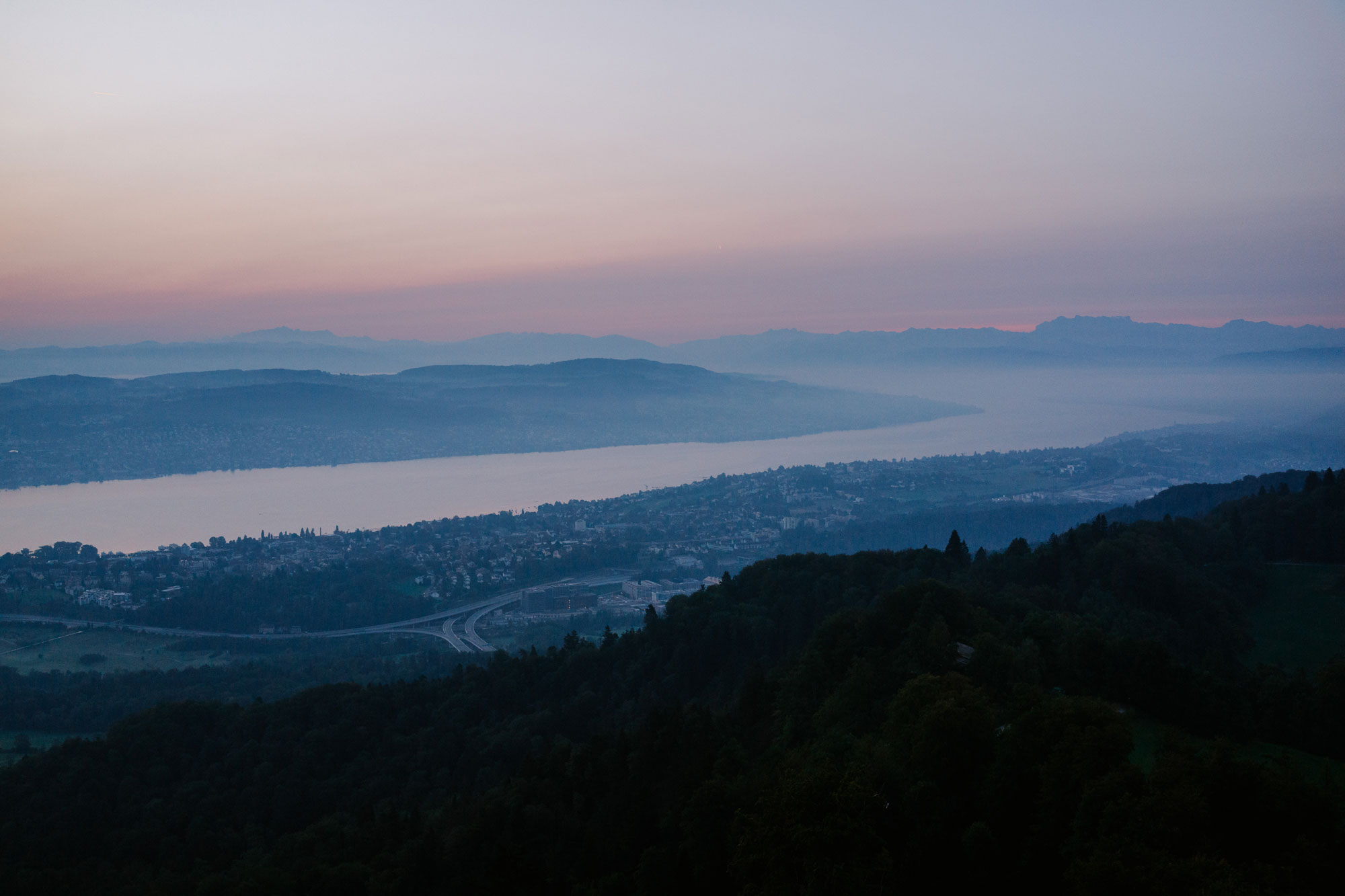 Aussicht vom Uetliberg über den Zürichsee bei Sonnenaufgang