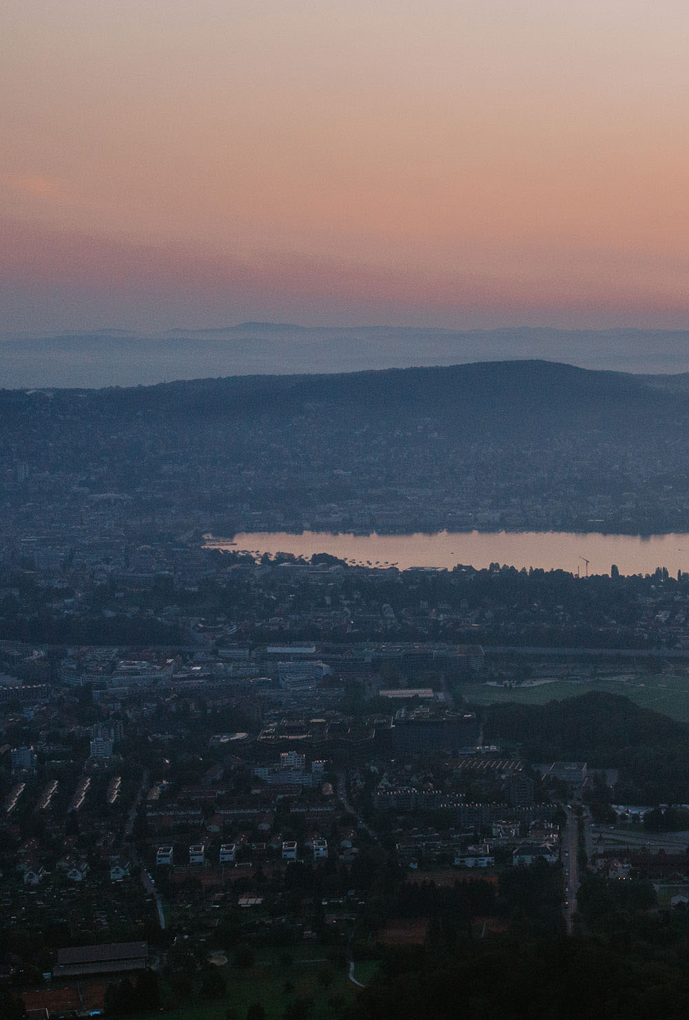 Aussicht vom Uetliberg auf Zürich bei Sonnenaufgang